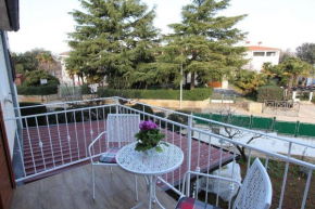 Lichtdurchflutetes Apartment nur 300 Meter zum Strand mit Balkon, Privatparkplatz